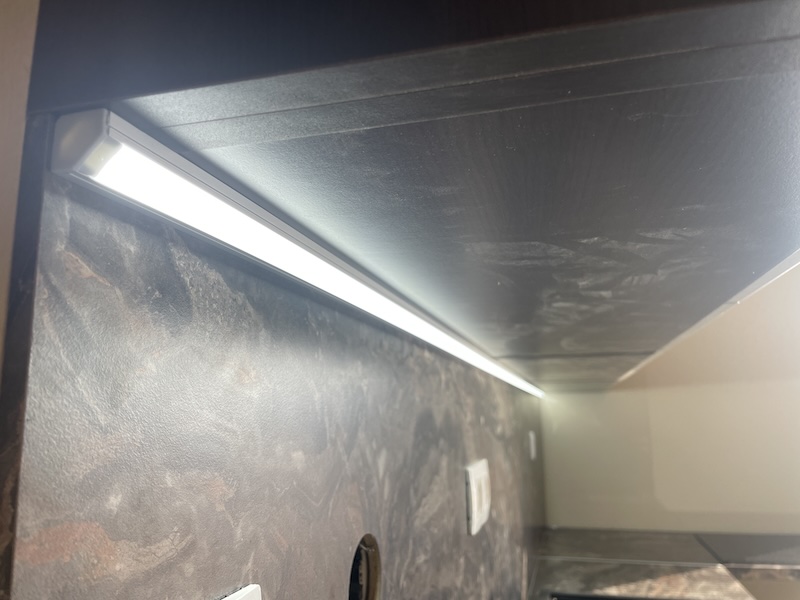 detail na LED podsvietenie malej kuchyne